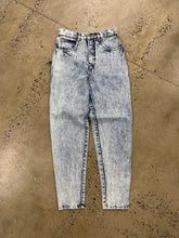 Load image into Gallery viewer, Vintage 80s Acidwash Jeans (26x28)

