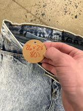 Load image into Gallery viewer, Vintage 80s Acidwash Jeans (26x28)
