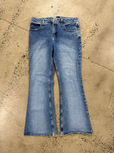Load image into Gallery viewer, Vintage Women’s LEI Flare Jeans (32x32)
